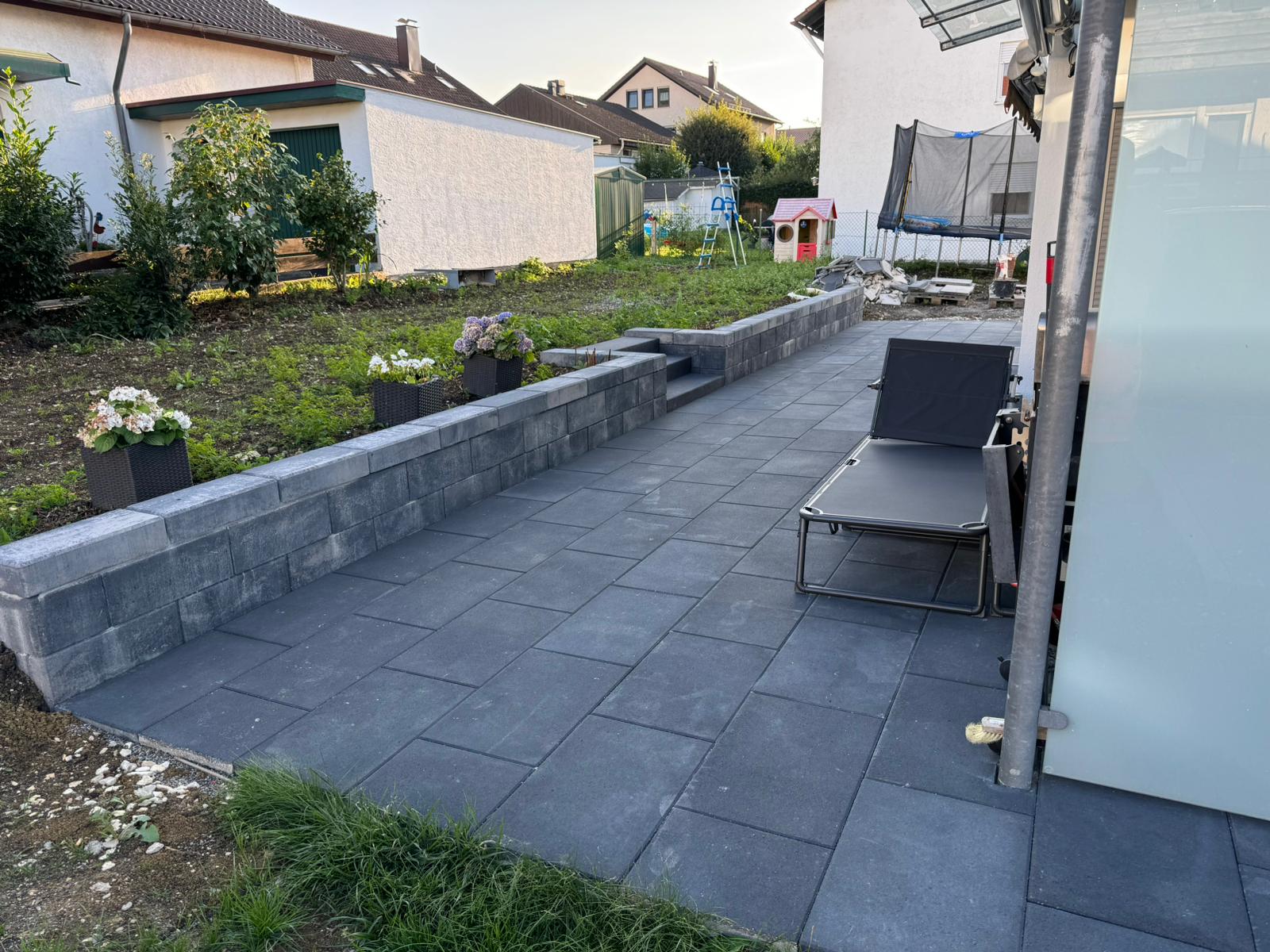 Terrassen-Neugestaltung mit Spielwiese – Eine perfekte Kombination für die ganze Familie