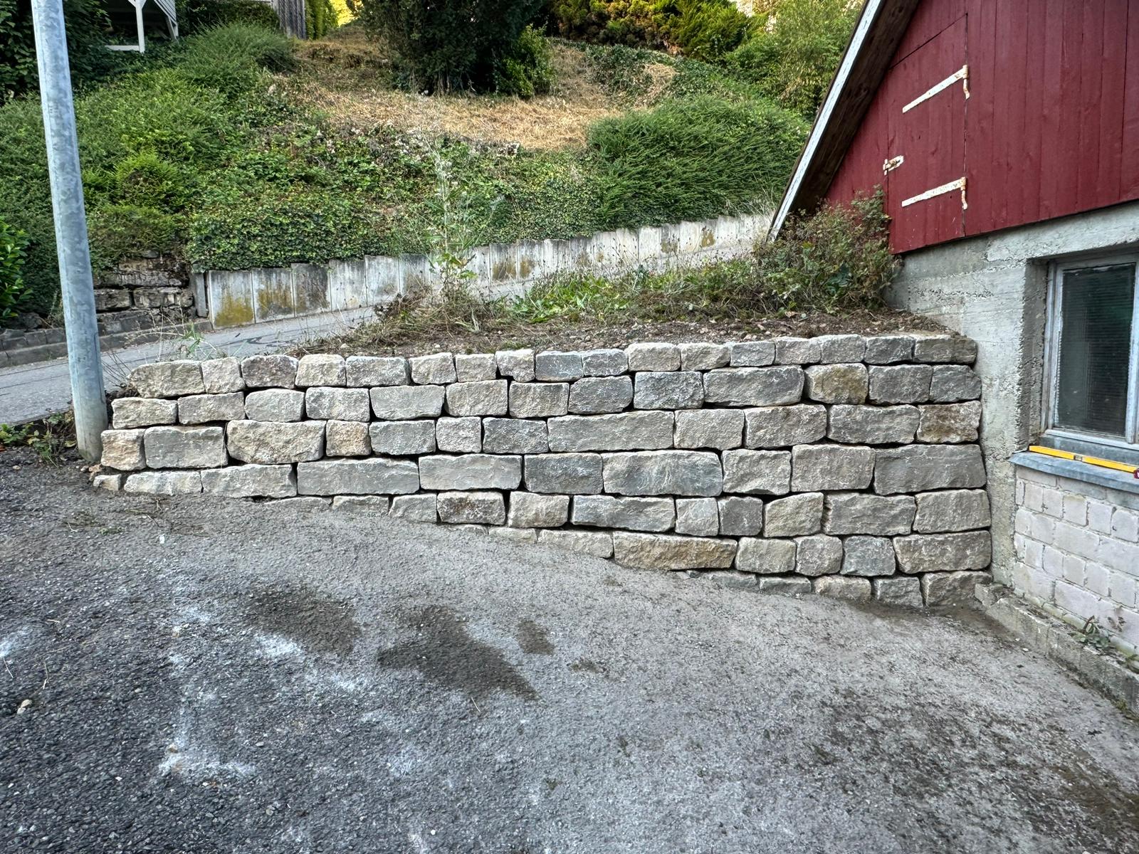 Aus Alt mach Neu – Erneuerung einer Mauer mit Natursteinen